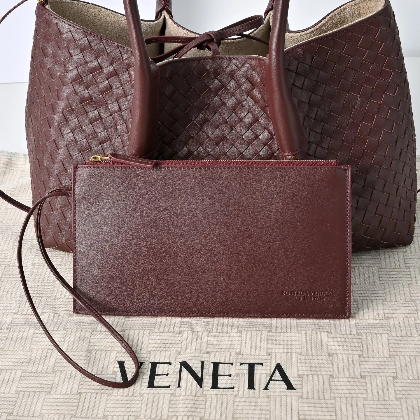 Batch 1860 Bv 2025 early spring series Pinacoteca medium tote handbag. The front is made of classic Intreccia woven cow leather. It is low-key and luxurious. The flip side is made of warm suede. It instantly switches to a lazy and casual style. It has a large interior capacity. It is no pressure to carry a computer for commuting. It is also thoughtfully matched with a small detachable bag. It is full of security. The woven texture is so delicate that you can't put it down. The highlight is that it is super versatile. Come and get your new bag😝 Model: 4371 Size: 34*20*14cm